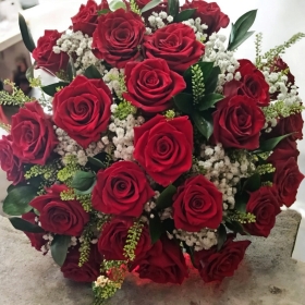 25 red roses